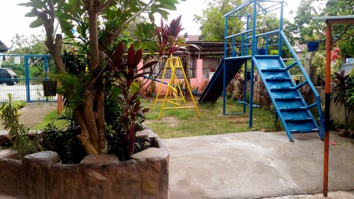 playground,garden,safe,surrounds,quiet,equipment