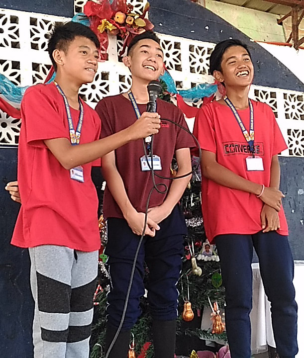 senoir students,singing,christmas,stage,microphone,performance